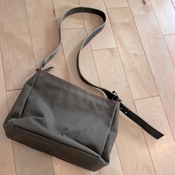 Olive green canvas messenger bag - Picture 4 of 4